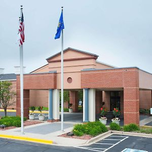 Hotel Doubletree By Hilton Milwaukee/Brookfield Exterior photo