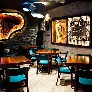 Dark Pub Hotelik Gorlice Exterior photo