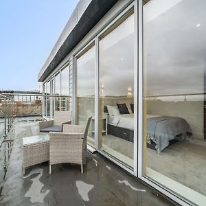 Amazing One Bedroom Penthouse In Wimbledon Londyn Exterior photo