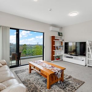 Apartament Sleek Vista Townhouse With Deck And Air-Con Auckland Exterior photo