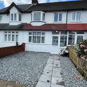 A Lovely 3 Bedroom House Hounslow Exterior photo