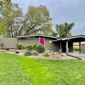 Willa Mid-Century Style And Class In Quiet Ne Location Cedar Rapids Exterior photo