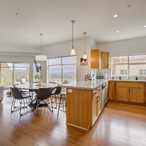 Apartament Corner Unit With Sprawling Deck And Views Unit 204 West Kelowna Exterior photo