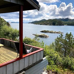 Willa Bergen/Sotra:Waterfront Cabin Haganes Exterior photo