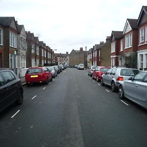 Bedroom Flat Colliers Wood Londyn Exterior photo