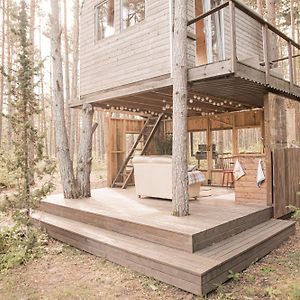 Willa A Cozy Treehouse For Two Orissaare Exterior photo