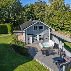 Willa Spa Cabin With Jacuzzi And Firewood Sauna Kvicksund Exterior photo