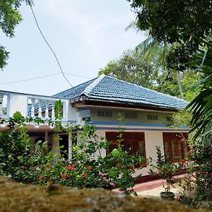 Breeze Guest House Trikunamalaja Exterior photo