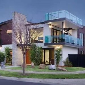 Willa Lakeside House With Balcony View Pakenham Exterior photo