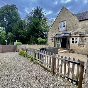 Willa The Old Coach House Witney Exterior photo