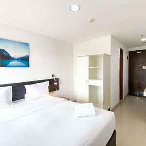 Comfort Stay Studio At Enviro Apartment By Travelio Cikarang Exterior photo