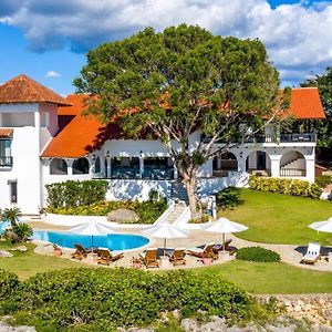 Ocean Front Villa Accommodates 14 Guests With Service La Romana Exterior photo