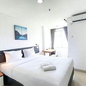 Warm And Comfy Studio At Enviro Apartment By Travelio Cikarang Exterior photo