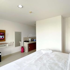 Comfy Studio With Twin Bed At Enviro Apartment By Travelio Cikarang Exterior photo