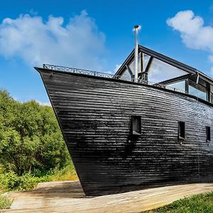 Willa Unique Boat Shaped House At Lakefront #Instaworth Liptowski Mikułasz Exterior photo