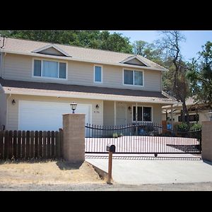 Cozy Stays For Family And Business Clearlake Exterior photo