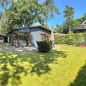 Willa Dubbele Chalet Op Recreatiepark Topparken Op De Veluwe In Beekbergen Met Grote Vrije Tuin En Eigen Parkeerplaats Exterior photo