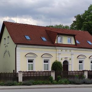 Hotel Zamecka Posta Penzion Neznasov Exterior photo