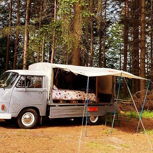 Hotel Kingsize Bed On Wheels En Tiny Red House Kropswolde Exterior photo