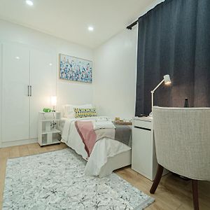 Room With Workspace, Wi-Fi, Free Parking, Kitchen Essentials Toronto Exterior photo