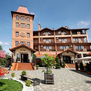 Hotel Ferdinand Mukaczewo Exterior photo