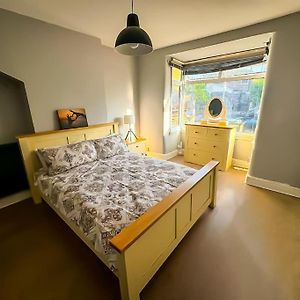 Room In A House Share - Kingsized Room 25 Min Away From Central London Surbiton Exterior photo