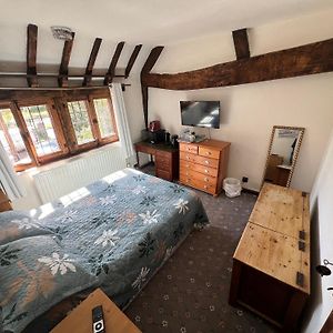 Tudor House - Double Room - Shared Bathroom Goff's Oak Exterior photo