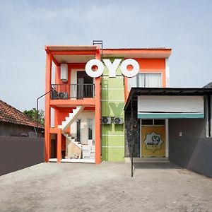 Hotel Oyo 223 Penginapan Nabila Syariah Surabaja Exterior photo