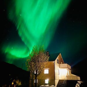 Willa Enebolig Med Eventyrlig Beliggenhet Like Ved Sjoen I Lofoten Sund  Exterior photo