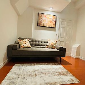 Apartament Cozy Walkout Basement With Tranquility Toronto Exterior photo