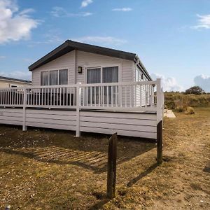 Beautiful 8 Berth Lodge For Hire At Kessingland Beach In Suffolk Ref 90012Td Benacre Exterior photo