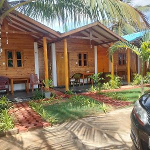 Hotel Dots Bey Beach Cabana Uppuveli Trikunamalaja Exterior photo