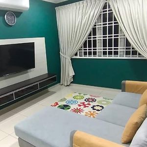 Sri Putra Homestay - Malay Only Kulai Exterior photo