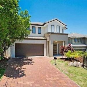 Large 5Bdr 2Bth Gold Coast Home Exterior photo