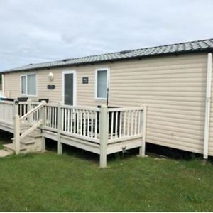 Hotel 6 Berth Caravan With Decking At Kessingland Beach In Suffolk Ref 90045Sg Benacre Exterior photo