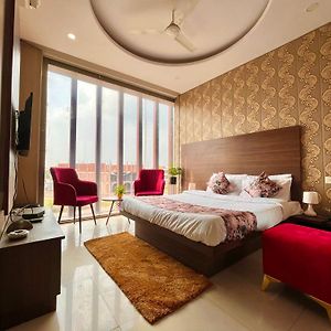 Hotel The Pearl Grand - Top Rated ! Most Awarded ! Parking ! Lift ! Luxury Rooms ! Best Selling Chandīgarh Exterior photo