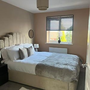 Cosy 2 Bed Service Apartment Netflix Hideaway Family Couples Staycation Tredegar Park Celtic Manor Icc Wales Newport  Exterior photo