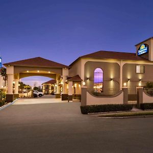 Days Inn & Suites By Wyndham Houston Hobby Airport Exterior photo