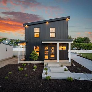 Modern Style Home Near Canyon Rsl And Expo Sandy Exterior photo