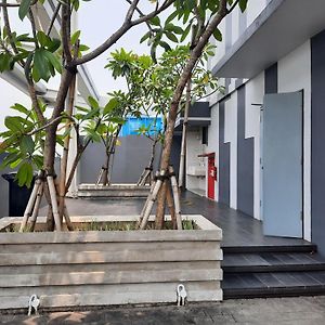 Comfortable Studio At Monroe Tower Apartment By Travelio Bekasi Exterior photo