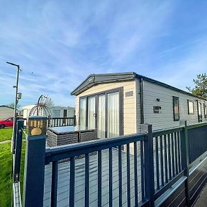 Hotel Stunning 8 Berth Caravan With Decking At Kessingland Beach Ref 90017D Benacre Exterior photo