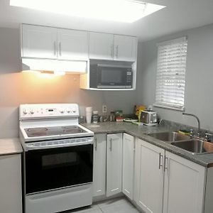 Budget Room Near Vancouver - Year End Sale 89 Cad Only Surrey Exterior photo