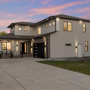 Spacious 5-Bedroom Home In Murray With Garden Views Exterior photo