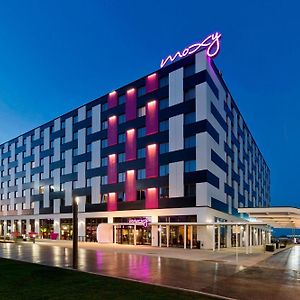 Hotel Moxy Vienna Airport Schwechat Exterior photo