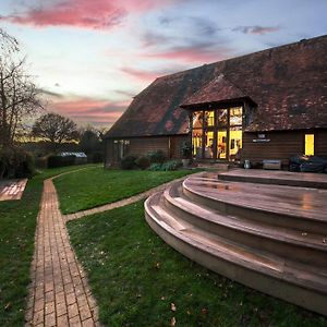 Willa Luxury Barn With Hot Tub Penshurst Exterior photo