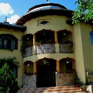 Hotel Pensiunea Cassandra Târgu Neamț Exterior photo