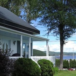 Bed and Breakfast Gite De La Colline Baie-Sainte-Catherine Exterior photo