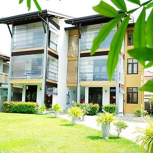 Sea Breeze Deluxe Inn Negombo Exterior photo