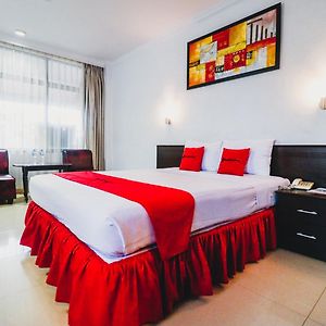 Hotel Reddoorz Plus Near Mall Ratu Indah 2 Makasar Exterior photo