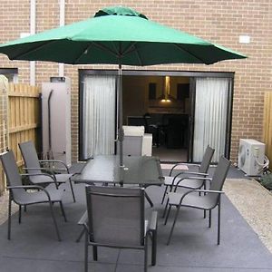 Insaa Serviced Apartments Dandenong Officer South Exterior photo